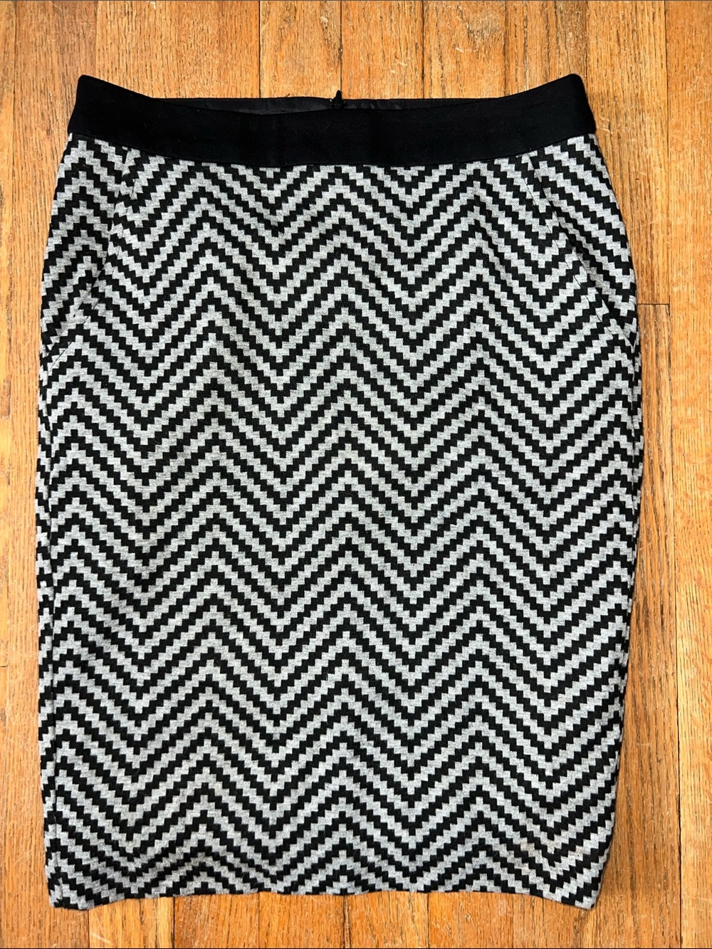 Trina Turk Skirt Women’s Sz 2 Black Gray Zig-Zag Print Pencil Wool Blend USA